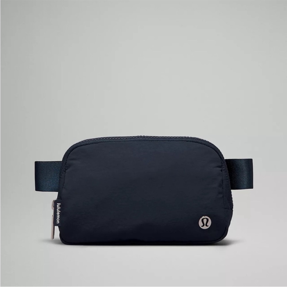 lululemon Everywhere Belt Bag in True Navy Blue with Silver Zipper New NWT